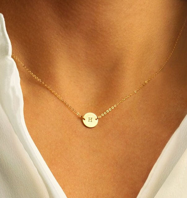Monogramm Anfang Münze Halskette Gold | Personalisierte Buchstabe Kreis Schreibschrift Oder Print Großbuchstaben Hand Gestempelt von EastonLaneJewelryCo