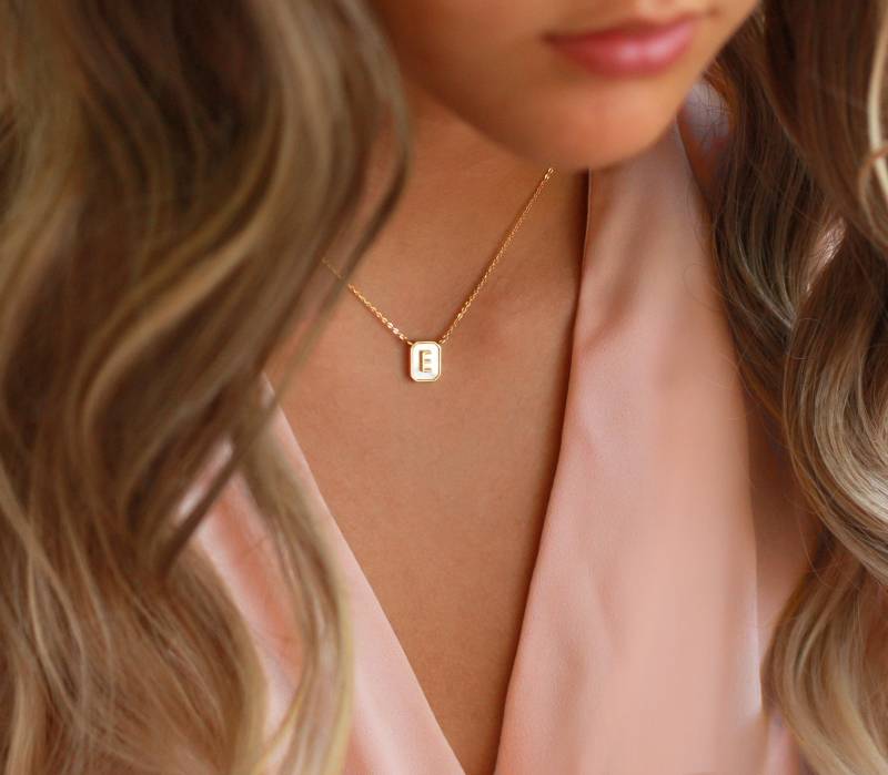 Zierliche Gold Buchstaben Halskette | Perlmutt Initial Tag Quadrat Mama Geschenk von EastonLaneJewelryCo