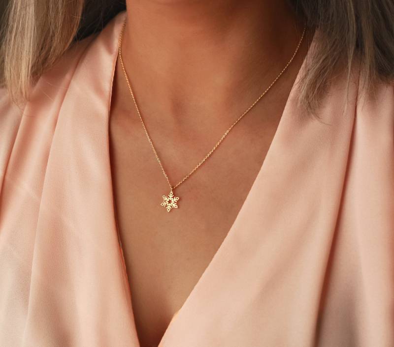 Zierliche Schneeflocke Halskette | Gold Oder Silber Anhänger Winter Und Schnee-Saison-Halskette Geschenk Für Sie von EastonLaneJewelryCo