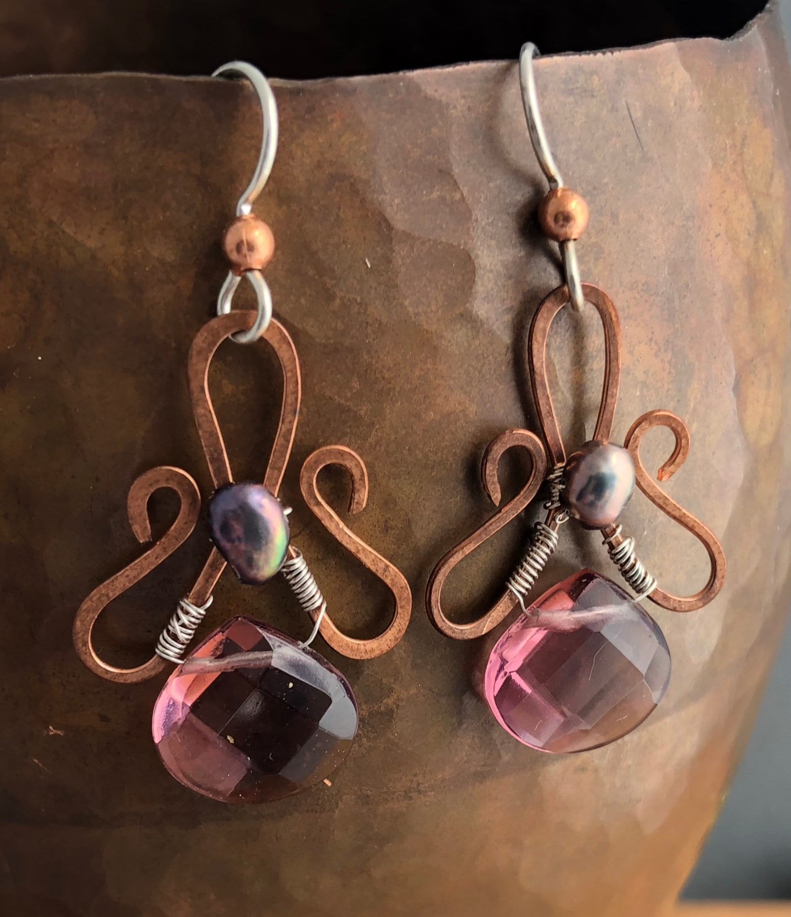 Rustikale Hand Gehämmert Geschmiedete Kupferdraht Wickeln Lila Quarz Briolette Sterling Silber Perle Boho Elegante Ohrringe Scroll Rustikale Hand Gehämmert Geschmiedete Kupferdraht Wickeln Lila Quarz Briolette Sterling Silber Perle Boho Elegante Ohrringe Scroll von EastownGlass