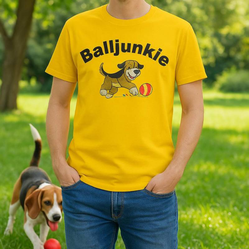 T-Shirt „Balljunkie" - Hund Mit Ball, Lustiges Motiv, Geschenkidee Für Hundefreunde T-Shirt „Balljunkie" - Hund Mit Ball, Lustiges Motiv, Geschenkidee Für Hundefreunde von EasystitchShop
