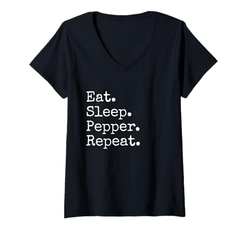 Damen Essen. Schlaf. Pfeffer. Wiederholen. T-Shirt mit V-Ausschnitt Damen Essen. Schlaf. Pfeffer. Wiederholen. T-Shirt mit V-Ausschnitt von Eat. Sleep. Pepper. Repeat.