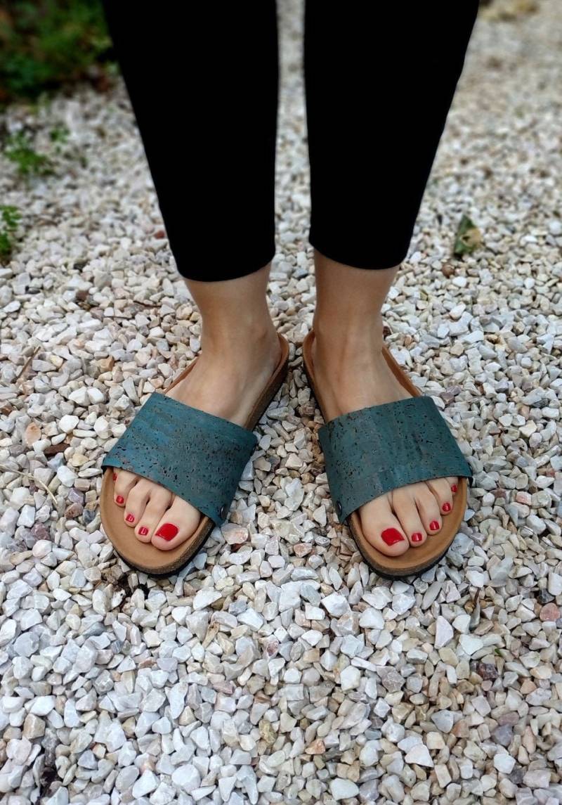 Blaue Korkdruck Bezüge Für Die "Ethical Magic Sliders' Aus Korkstoff Deine Upcycled Sandalen von EatingTheGoober