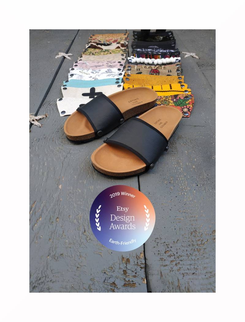 Die Ethical Magic Sliders, Upcycled Sandalen Aus Recycelten Materialien. Durch Das Hinzufügen Verschiedener Bezüge Hast Du Unzählige Möglichkeiten Die Ethical Magic Sliders, Upcycled Sandalen Aus Recycelten Materialien. Durch Das Hinzufügen Verschiedener Bezüge Hast Du Unzählige Möglichkeiten von EatingTheGoober