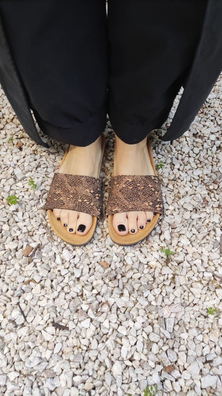 Schwarze Pythonleder-Überzüge Für Die "Ethical Magic Sliders', Deine Veganen Upcycling-Sandalen von EatingTheGoober
