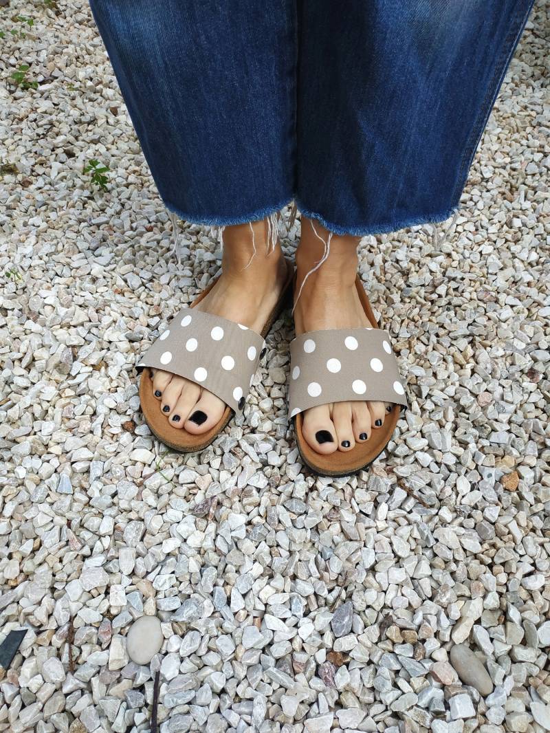 Polka Dots - Cover Für Die "Ethical Magic Sliders' Aus Recyceltem Material, Deine Veganen Ucpcyled Sandalen von EatingTheGoober
