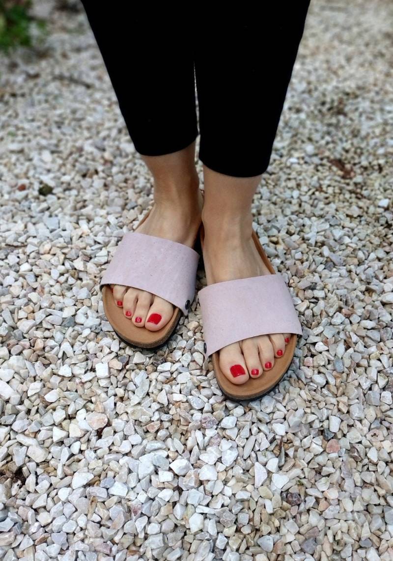 Zartrosa Bezüge Für Die "Ethical Magic Sliders' Aus Korkstoff. Für Deine Veganen Upcycling Sandalen Zartrosa Bezüge Für Die "Ethical Magic Sliders' Aus Korkstoff. Für Deine Veganen Upcycling Sandalen von EatingTheGoober