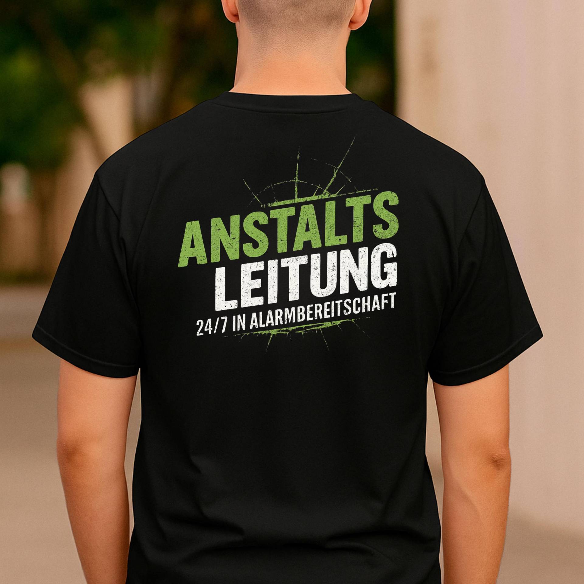 Anstaltsleitung Shirt Mit Rückendruck, Lustiges Partner Für Männer, Geschenk Freund Oder Mann, 24/7 in Alarmbereitschaft, Paarlook von EbbisCorner