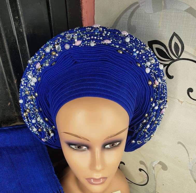 Blau Plissiertes Brautgemälde Bereit Zum Tragen Auto Gele von Ebblyboutique