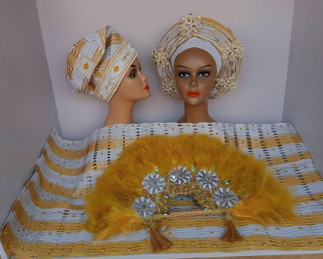 Ein Set Aus Auto Gele, Schulterschärpe, Man Es Cap Und Hand Fächer Für Bräute Celebranten von Ebblyboutique