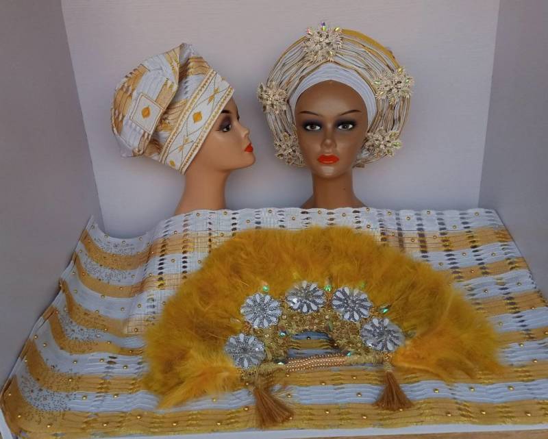 Ein Set Aus Auto Gele, Schulterschärpe, Man Es Cap Und Hand Fächer Für Bräute Celebranten von Ebblyboutique