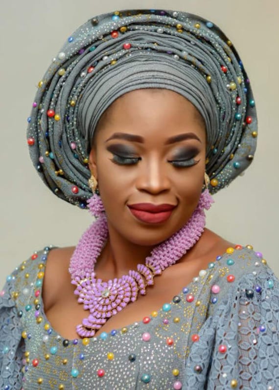 Graue Damen Bereit Zu Tragen Anlass Kopf Zahnrad "Gele' Mit Passender Schulter Asooke Auto Gele von Ebblyboutique