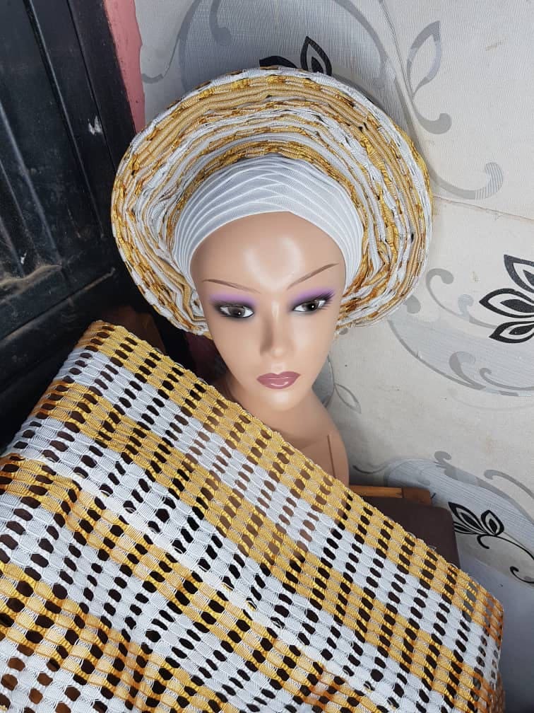 Weiß/Gold Tragefertig Auto Gele Aso Oke Head Gear von Ebblyboutique