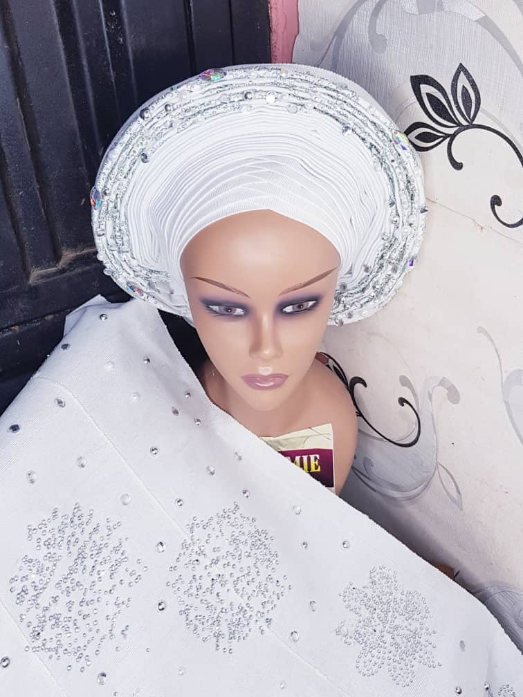 Weiß Handmade Ready To Wear African Verschönert Mit Silbersteinen Auto Gele Mit Passender Schulter Schärpe Tragen von Ebblyboutique