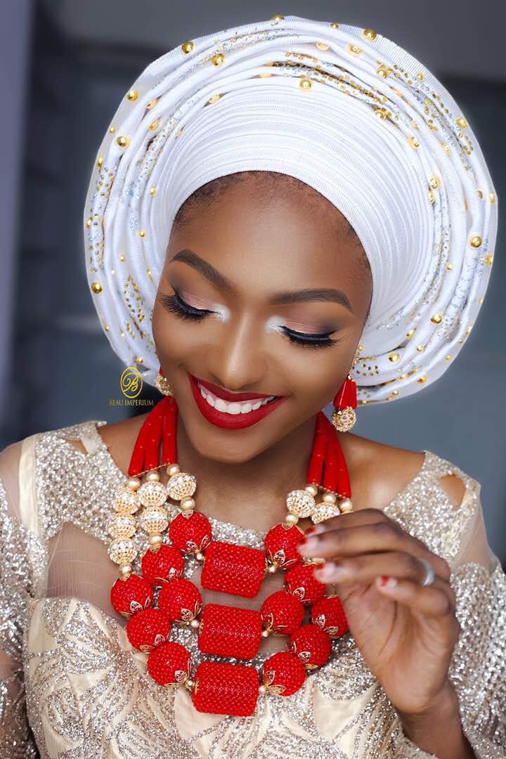 Weiss Mit Goldstein Verschönert Aso Oke Und Schulter Schärpe | Nicht Auto Gele Ein Optionales Koralle Perlen Set von Ebblyboutique