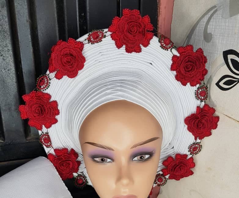 Weißes Blütenblatt Detail Auto Gele Ready To Wear Und Schärpe Set von Ebblyboutique