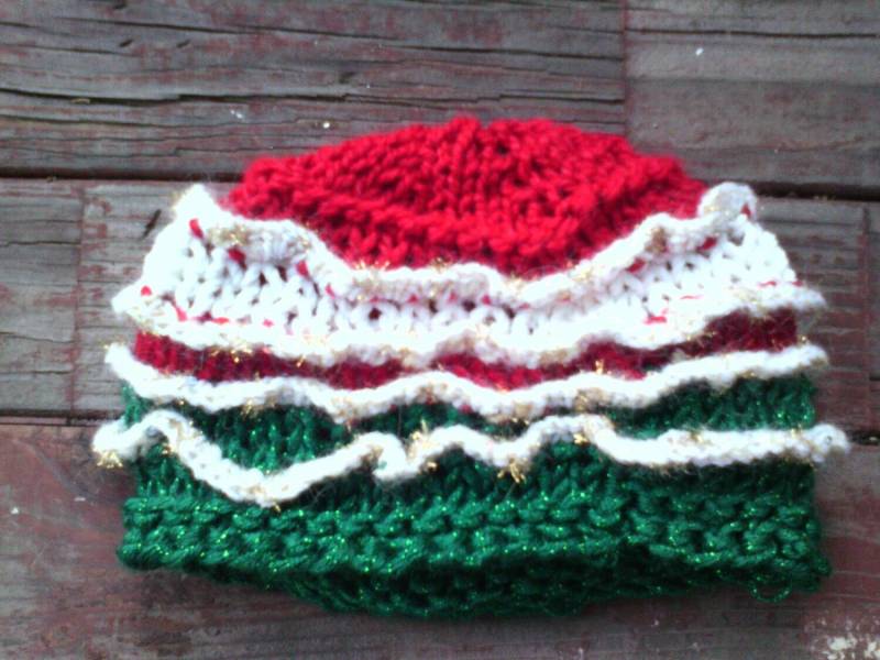 Weihnachtliche Gestrickte Babymütze in Rot, Weiß, Und Grün Mit Mohair Girlandenartiger Häkelborte von EccentricHats