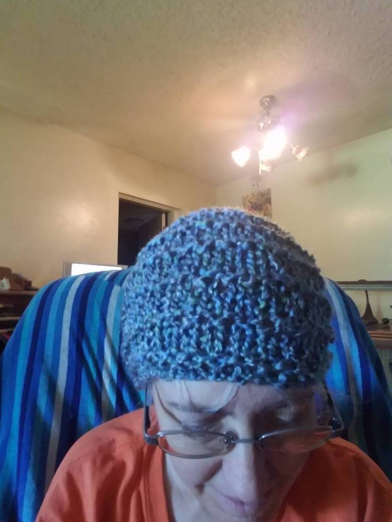 Winter Flauschige Gestrickte Schädelmütze/Beanie in 100% Acrylgarn; Tolles Geschenk; Chemomütze von EccentricHats