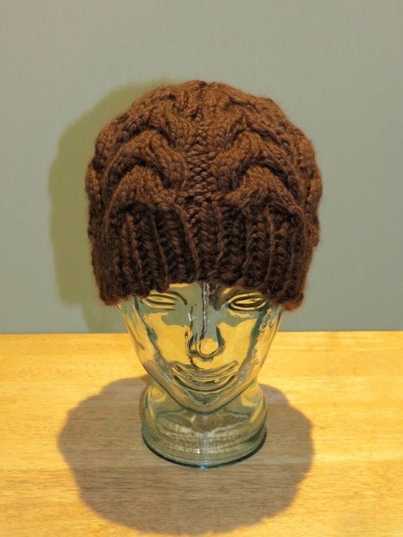 Hand Gestrickt Schokolade Braun Zopfmuster Mütze von EccentricWool