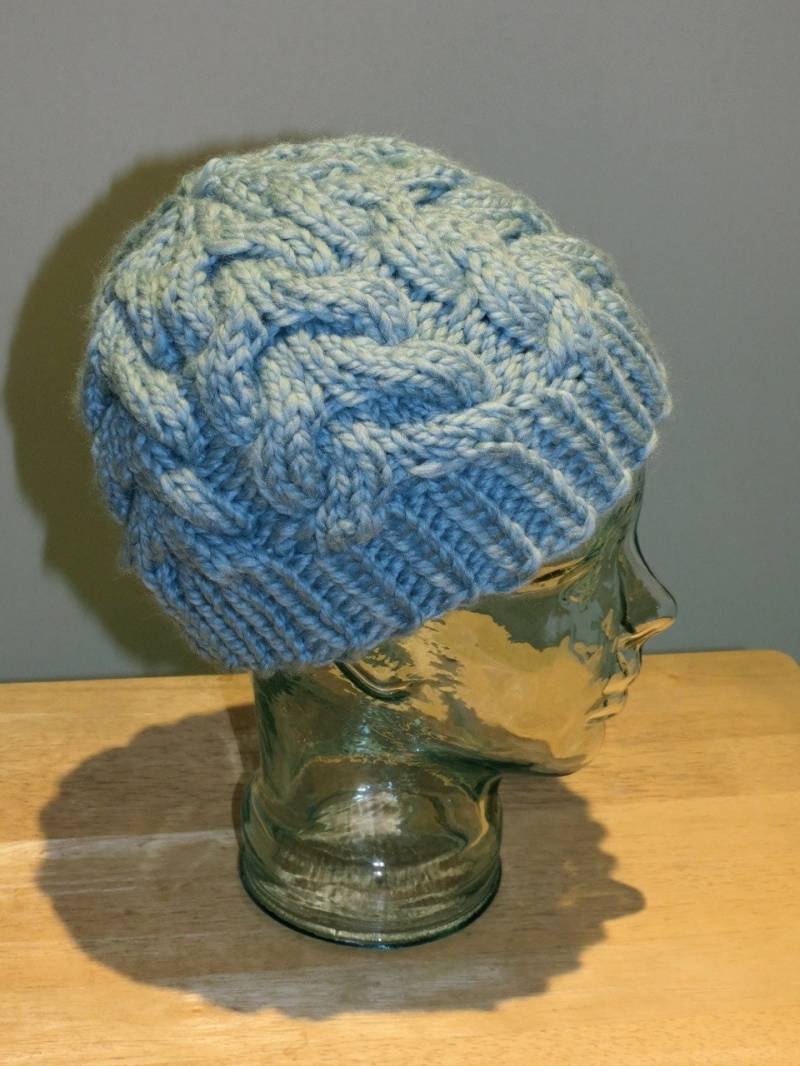 Hand Gestrickte Mütze Mit Zopfmuster von EccentricWool