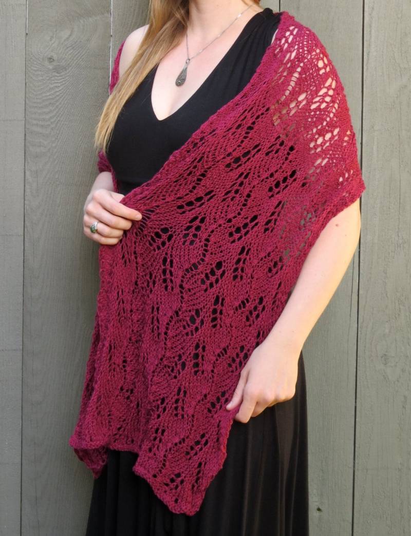 Handgestrickte Brautstola Aus Spitze in Magenta Rose von EccentricWool