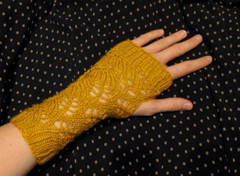 Handgestrickte Handschuhe Aus Goldrute Mit Spitze in Gelb von EccentricWool