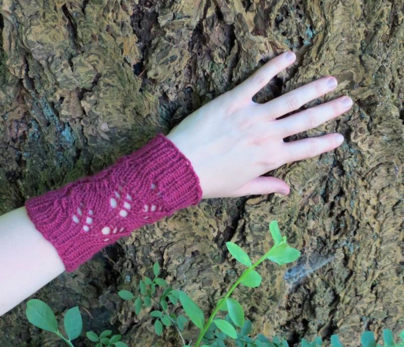Handgestricktes Braut Spitzen Armband in Magenta Rose Farbe von EccentricWool