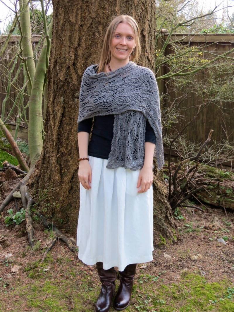 Hellgrauer Brautspitze-Handgestrickter Schal Wickeln von EccentricWool