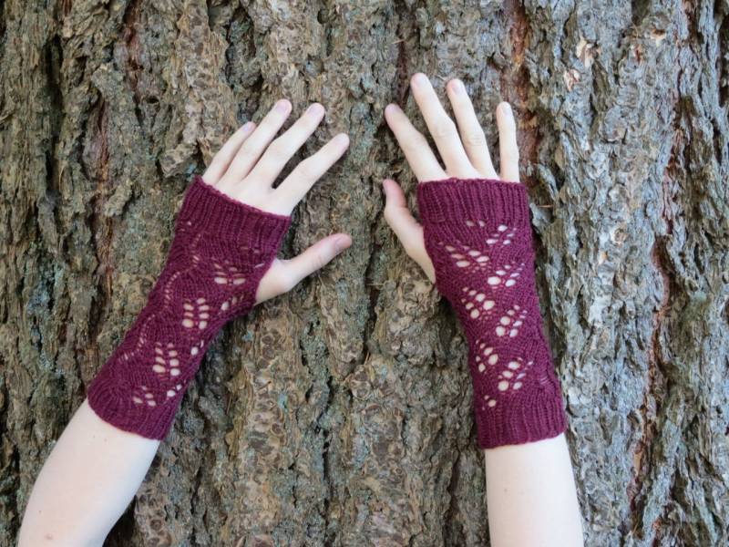 Magenta Rose Braut Armstulpen Gestrickt Aus Spitze von EccentricWool