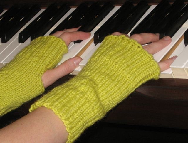 Pulswärmer Aus Reiner Weicher Wolle in "Lemongrass' von EccentricWool