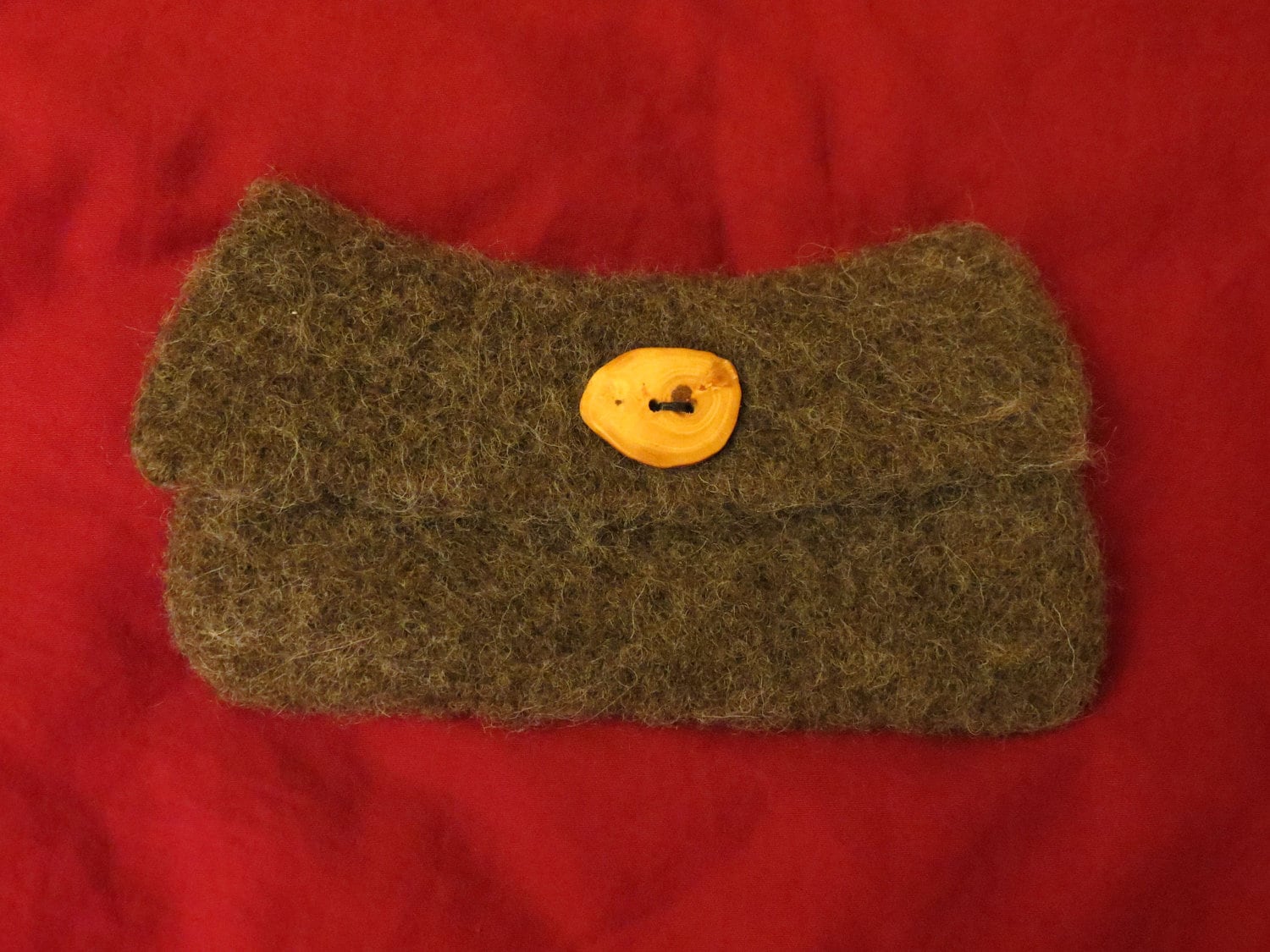 Rustikale Wollfilz Clutch Geldbörse in Braun - Naturholz Knopf von EccentricWool