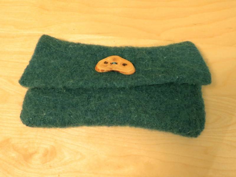 Rustikale Wollfilz Clutch Geldbörse in Jade - Naturholz Knopf von EccentricWool