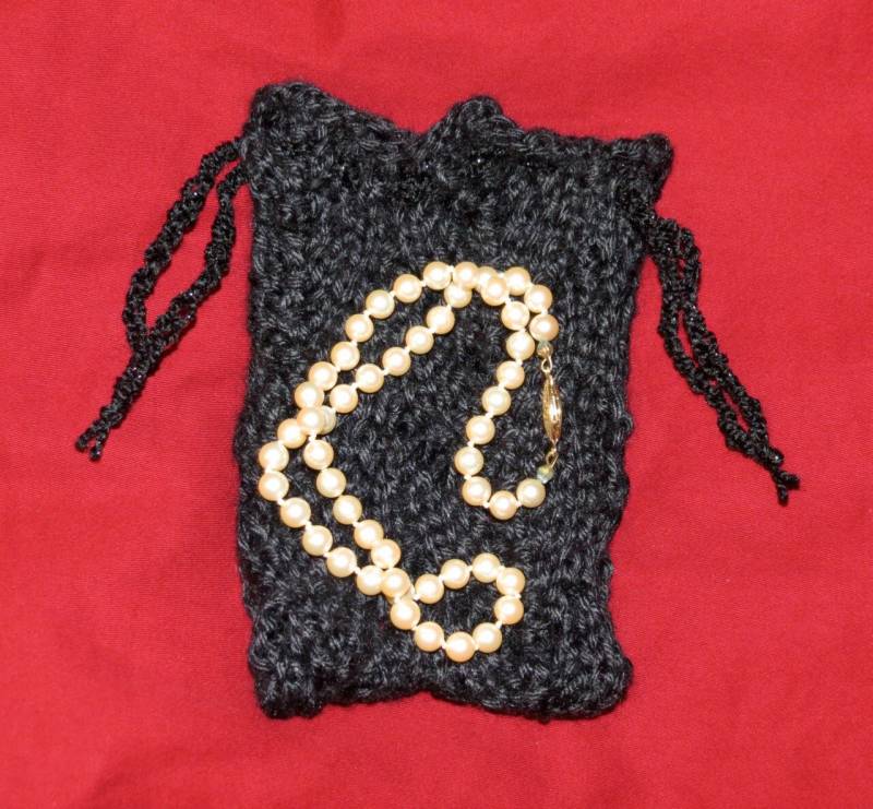 Seide Bambus Handgestrickte Kleine Geschenk Tasche in "Black' von EccentricWool