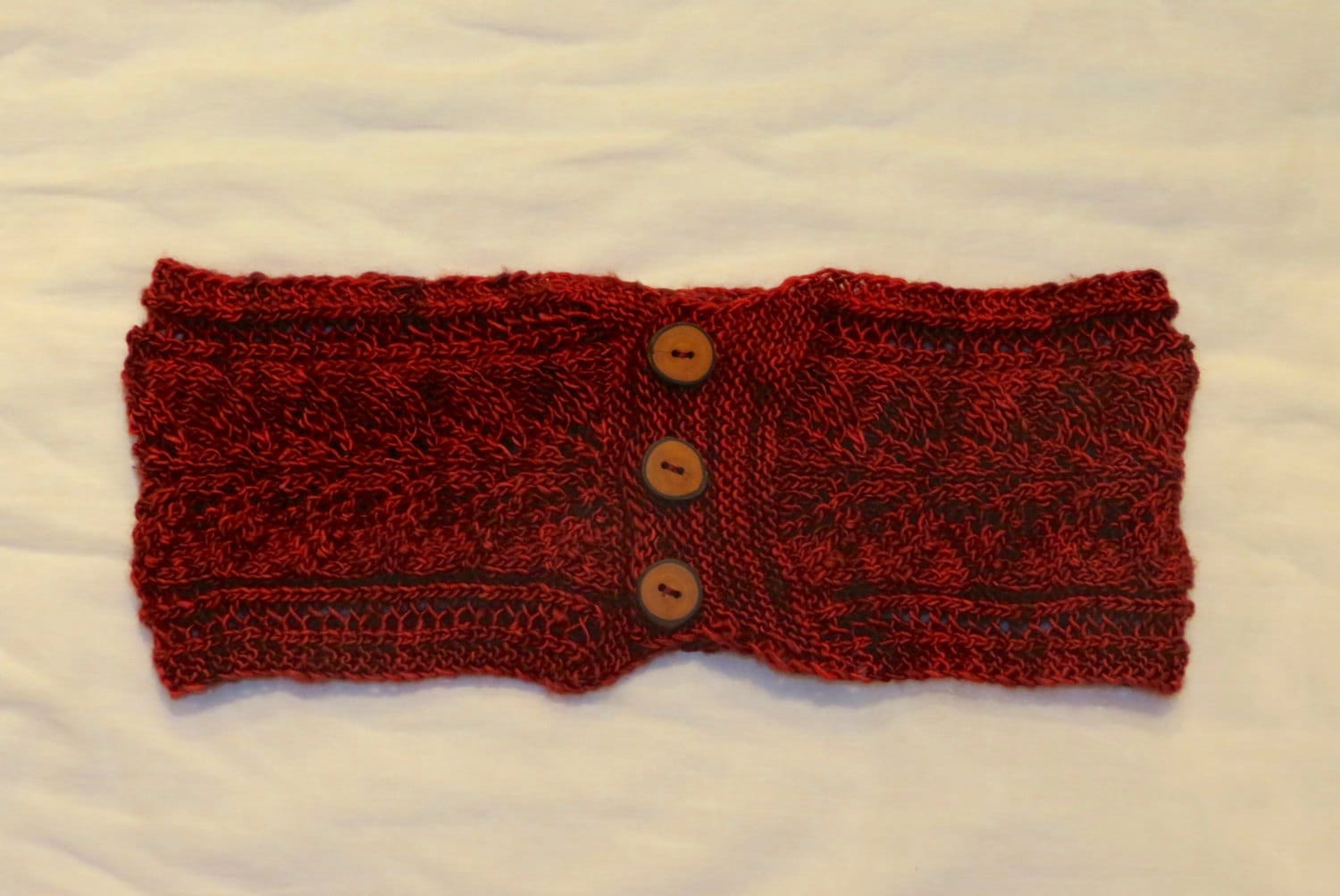 Valentinstag Handgestrickter Spitzen Gürtel Mit Holz Knöpfen von EccentricWool