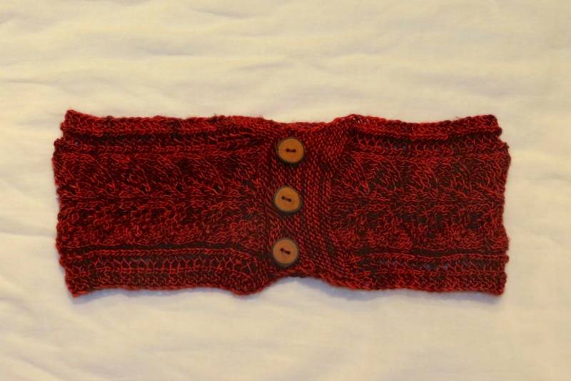 Valentinstag Handgestrickter Spitzen Gürtel Mit Holz Knöpfen von EccentricWool