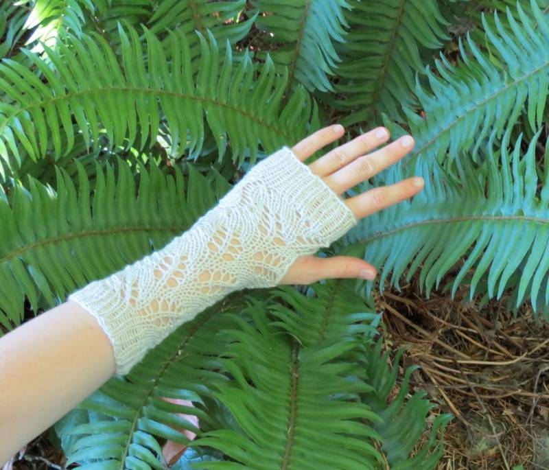 Zarte Weiße Brautspitze Handgestrickte Armstulpen von EccentricWool