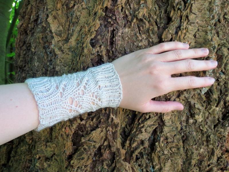 Zarte Weiße Brautspitze Handgestricktes Armbandpaar von EccentricWool
