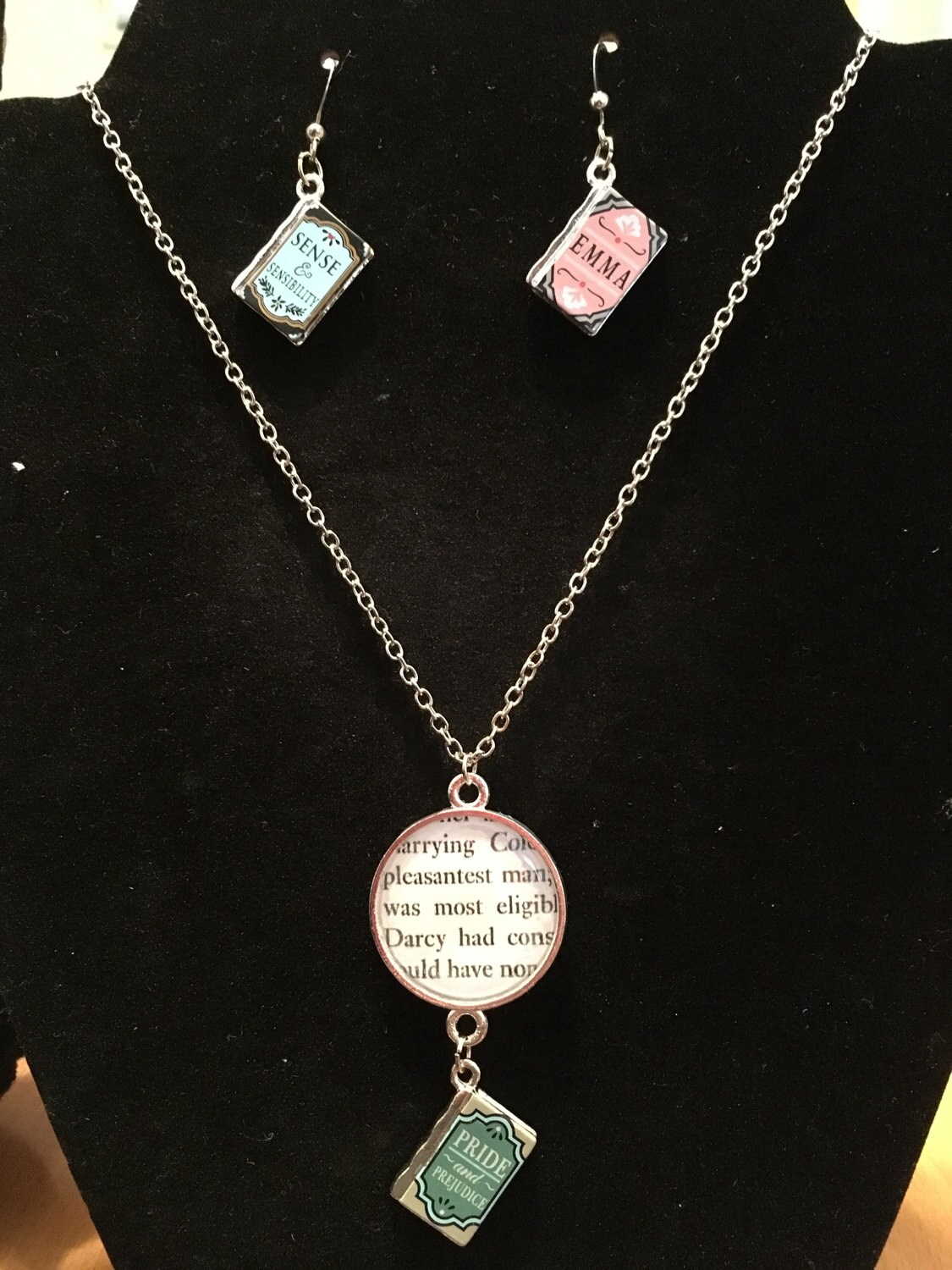 Jane Austen Buch Charm Halskette Und Ohrringe Schmuck Set Jane Austen Buch Charm Halskette Und Ohrringe Schmuck Set von EccentricitiesCrafts
