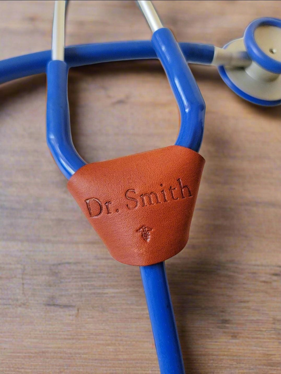 Personalisiertes Leder Stethoskop Id Tag Medizinstudent Geschenk Personalisiertes Leder Stethoskop Id Tag Medizinstudent Geschenk von EchoSixDesigns