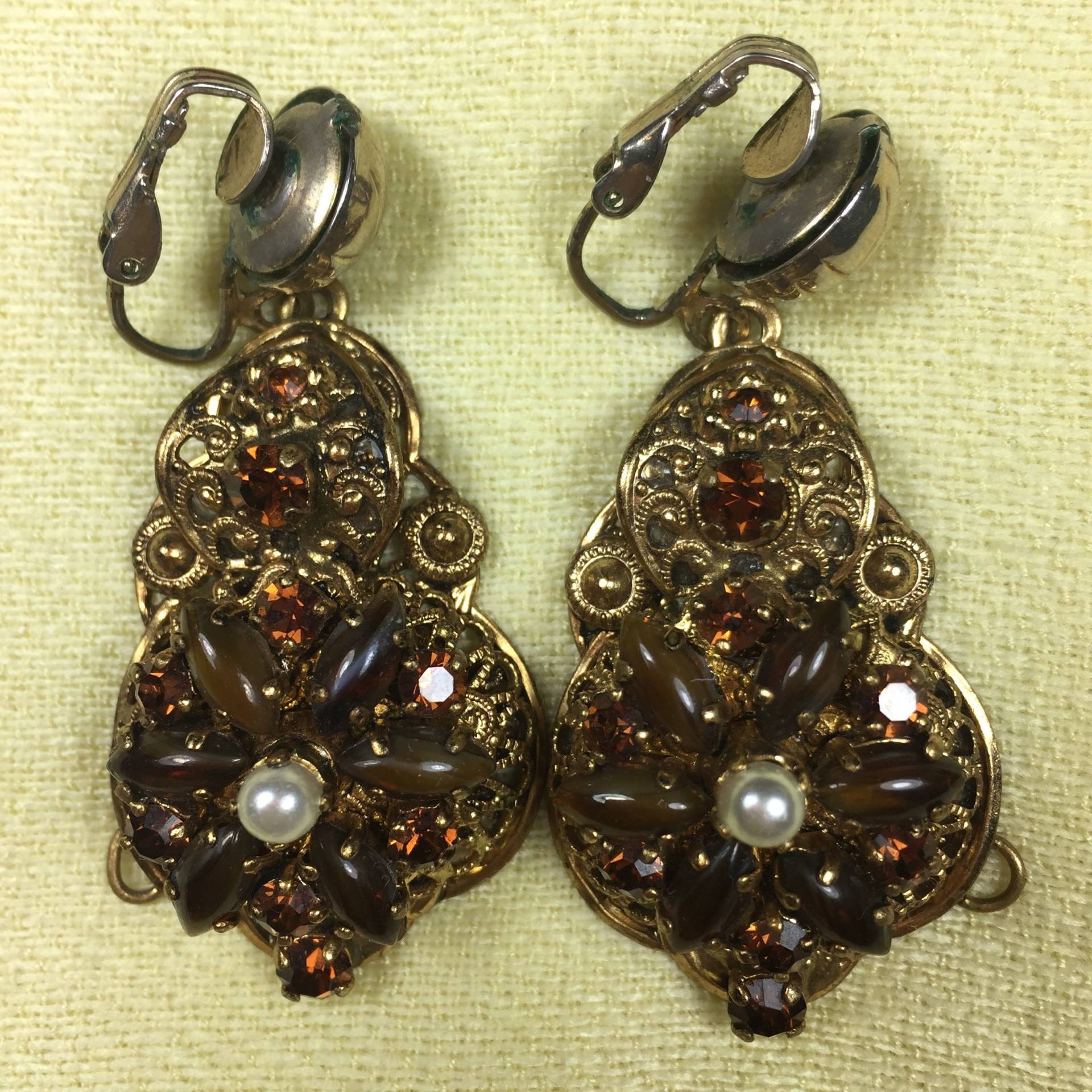 Vintage Braun Clip-On Kronleuchter Ohrringe Mit Strass Und Goldfarbenes Metall 50Er Jahre Vintage Braun Clip-On Kronleuchter Ohrringe Mit Strass Und Goldfarbenes Metall 50Er Jahre von EchosOfLoveBoutique