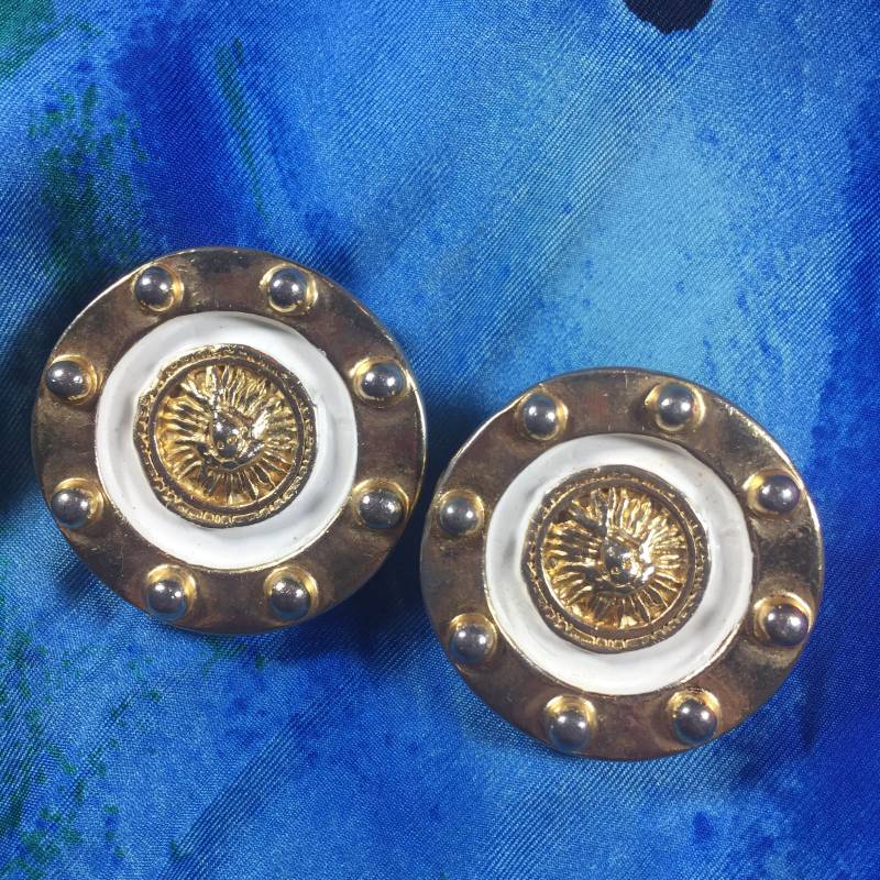 Vintage High-End-Gold-Ton Metall Weiß Inlay Ohrclips 80Er Jahre Vintage High-End-Gold-Ton Metall Weiß Inlay Ohrclips 80Er Jahre von EchosOfLoveBoutique