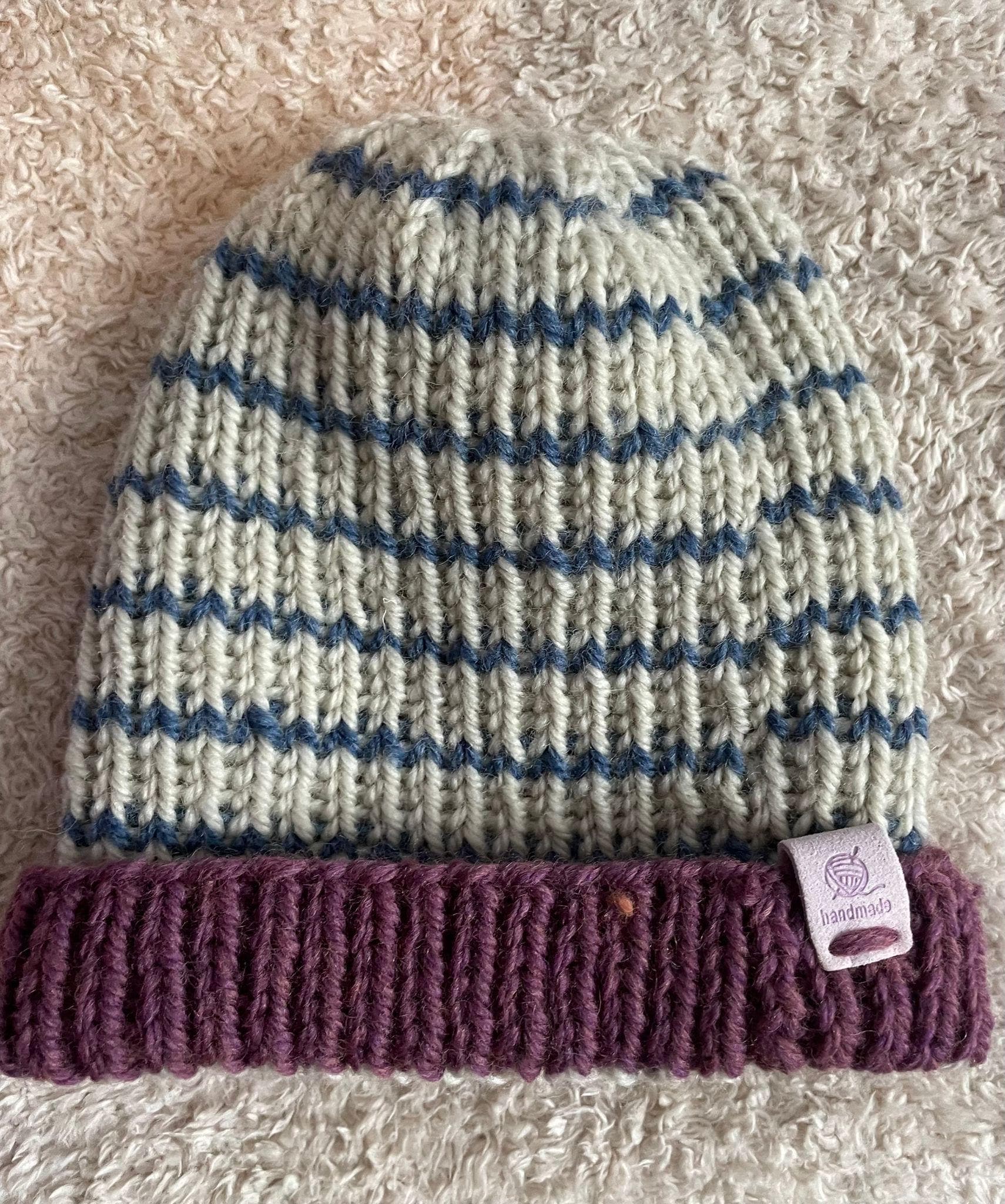 Handgestrickte Wintermütze Aus Wolle | Warme Beanie Mit Streifenmuster Unisex Handmade Mütze - Individuell Anpassbar von Echtgestrickt
