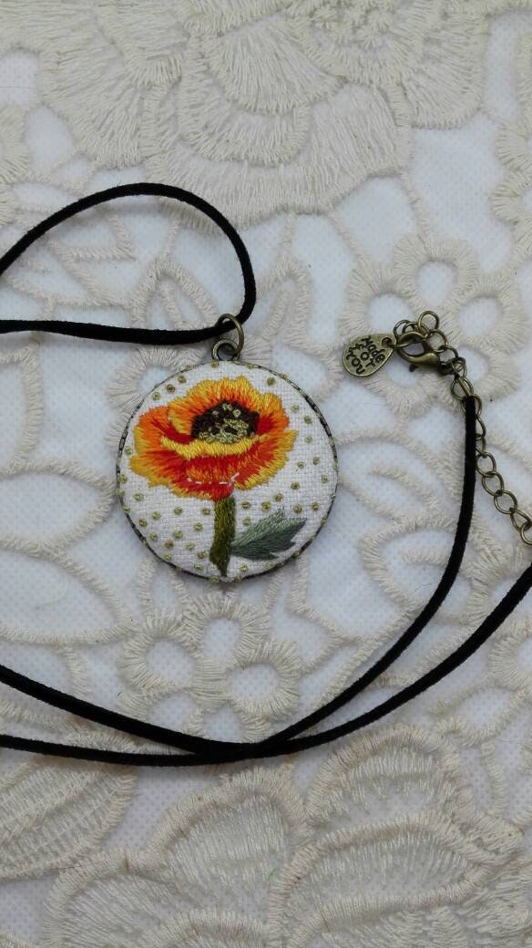 Mohn Handbestickte Halskette Mohn Handbestickte Halskette von EclairSol
