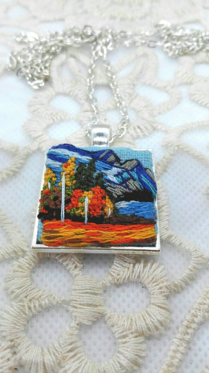 Mont Tremblant Im HerbstHand Bestickt Halskette Mont Tremblant Im HerbstHand Bestickt Halskette von EclairSol
