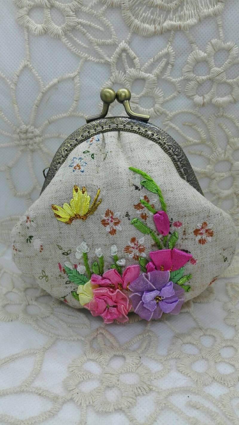 Schmetterling Im Garten - Handgemachte Geldbörse Mit Band Stickerei von EclairSol