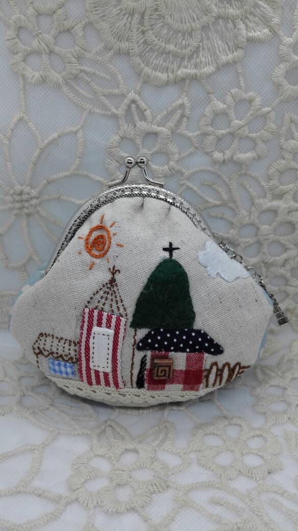 Street View Von MontréalHandgefertigte Geldbörse Mit Applikation Und Stickerei von EclairSol