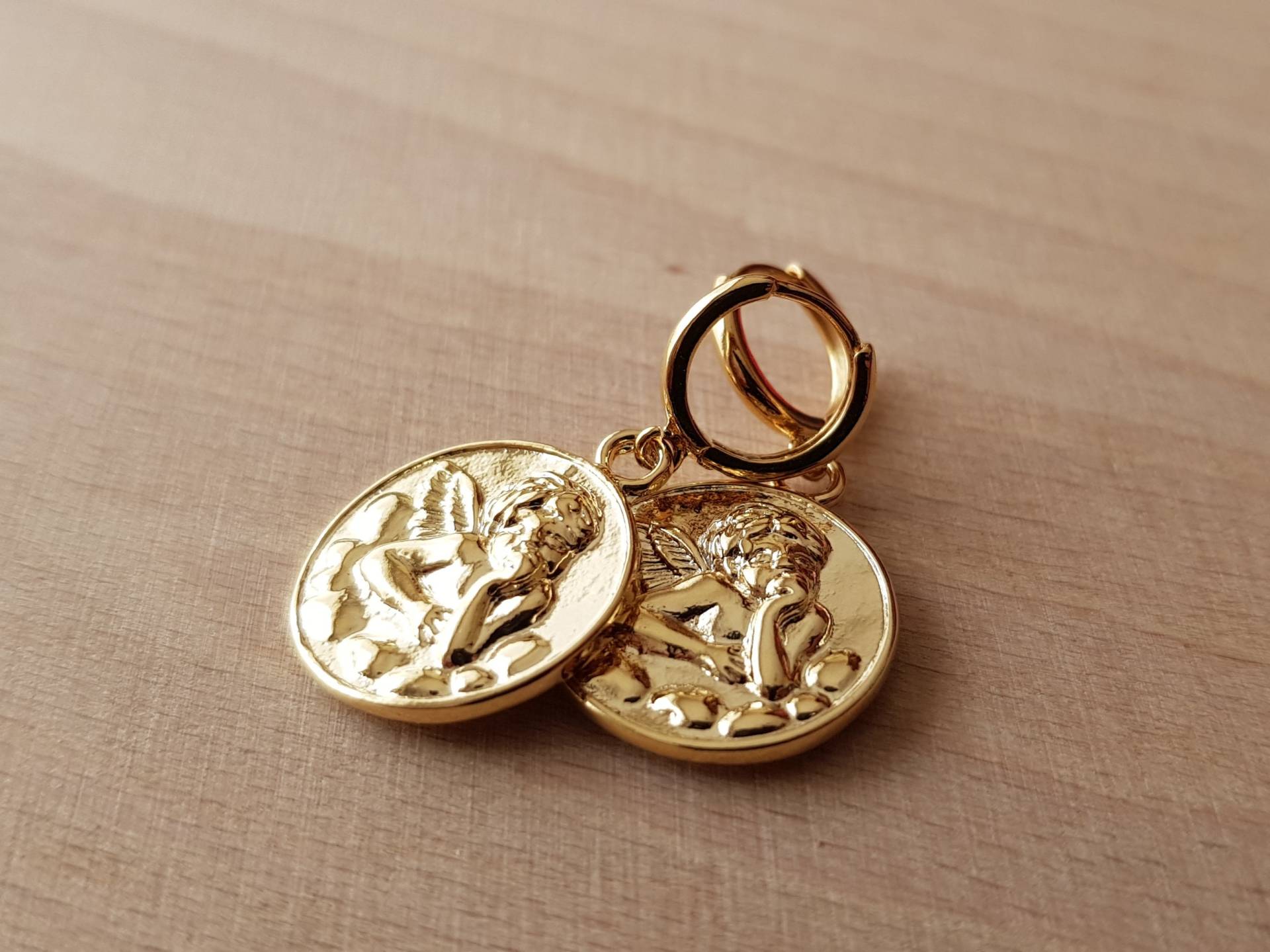 Kleine Kreolen Charme Runde Medaille Cherub, Geschenk Schmuck Frau von Eclatsdefantaisie