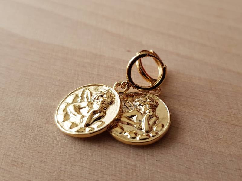 Kleine Kreolen Charme Runde Medaille Cherub, Geschenk Schmuck Frau Kleine Kreolen Charme Runde Medaille Cherub, Geschenk Schmuck Frau von Eclatsdefantaisie