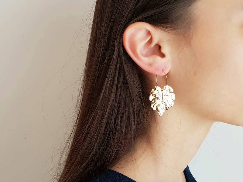 Monstera-Ringe, Große Creolen Aus Gehämmertem Blattgold Monstera-Ringe, Große Creolen Aus Gehämmertem Blattgold von Eclatsdefantaisie