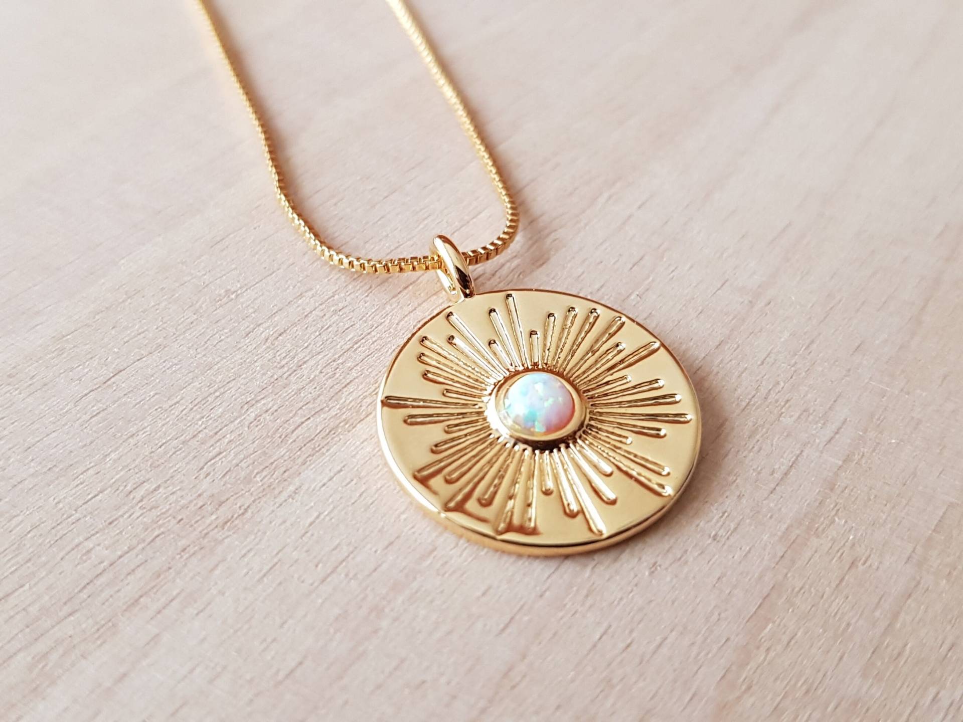 Sonnenanhänger, Gravierte Anhängerkette, Opal-Naturstein, Handgefertigtes Schmuckgeschenk von Eclatsdefantaisie